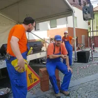  V  igri Lepo je v naši domovini biti mlad  gradbinci gradijo 
sanje.