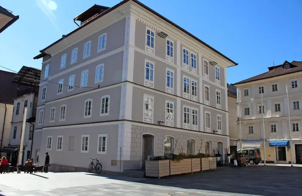  Mestni zdravnik bo za tri dni  oživil Golitovo hišo.