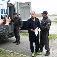 Osumljeni dvojnega umora na zasli&scaron;anju pri preiskovalni sodnici (video)
