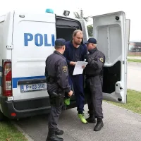 Osumljeni dvojnega umora na zasli&scaron;anju pri preiskovalni sodnici (video)