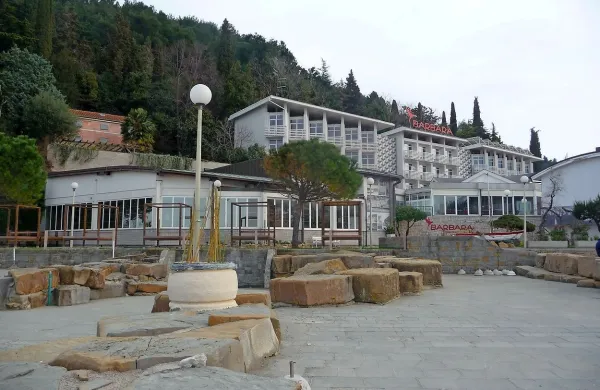 Hotel Barbara se je pred letošnjo poletno sezono odel v 
belo. 
