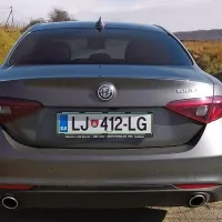 Zadek je enostavno perfekten.