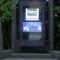  Ko mimoidoči za nekaj sekund obstane pred digitalnim 
nagrobnikom, se začne odvijati vsebina,  shranjena v njem.