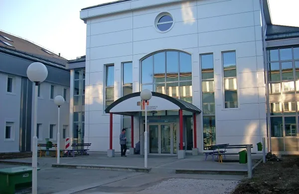 Bolnišnica Postojna je odgovorna zaradi napačnega ravnanja porodničarja pri porodu, je odločilo višje sodišče.