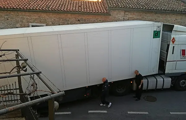 Tovornjakom, ki se zagozdijo v Dutovljah, večkrat pomagajo 
iz ozke ulice domačini. 