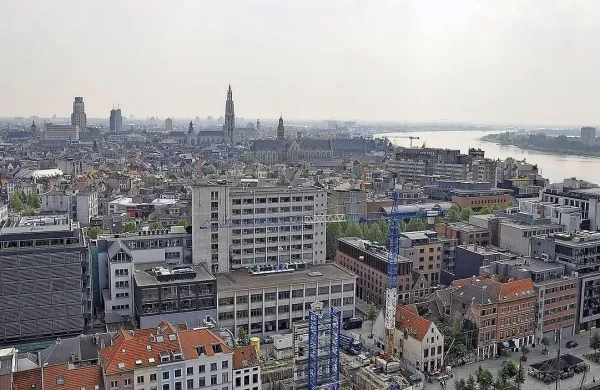 Belgijska policija je danes aretirala moškega, ki je hotel z 
veliko hitrostjo zapeljati v množico ljudi v nakupovalnem 
območju v Antwerpnu.