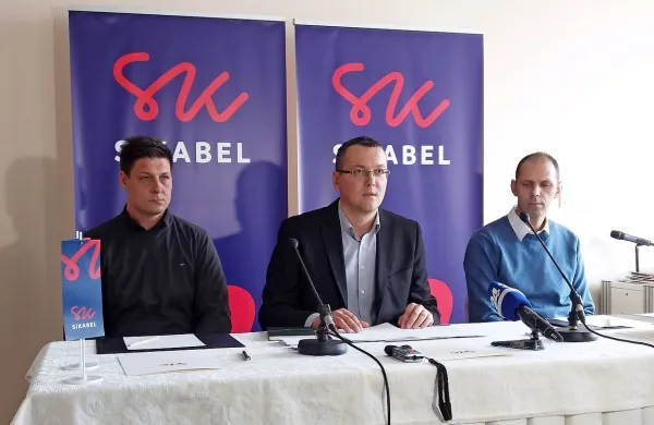 Član uprave SiKabla Tomi Gorjan, direktor Tomi Horvat in član 
uprave Aleš Rom so opozorili na anomalije na trgu, zaradi 
katerih prihaja do podražitev paketov televizijskih programov 
za končne uporabnike, in zaradi katerih je ogrožen obstoj 
malih operaterjev.  