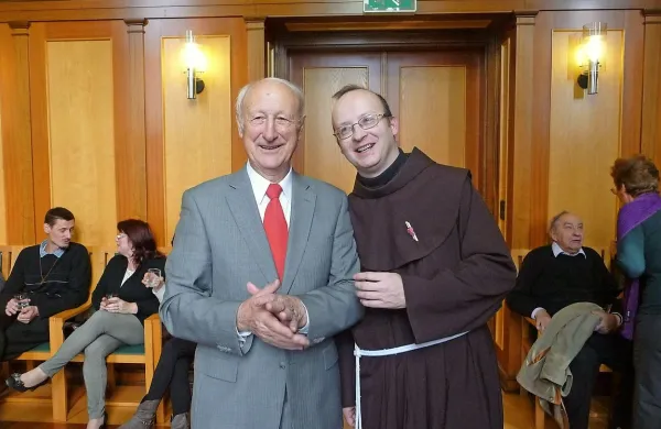 Vladimir Krpan (levo) in pater Bogdan Knavs sta bila kot 
pobudnika spravne maše za vse žrtve vojn na Sveti gori 
izglasovana za Osebnosti Primorske 2013.