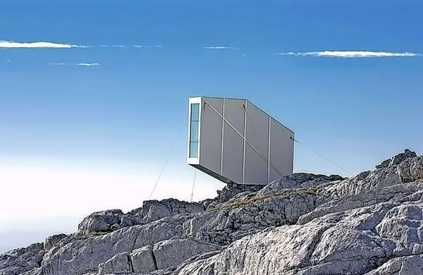  Z zunanje strani je les zaščiten z aluminijasto oblogo.
