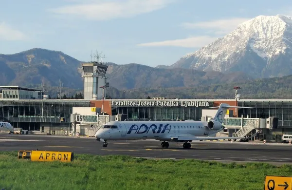 Drugi dan stavke pilotov letalskega prevoznika Adrie Airways 
za zdaj ne povzroča večjih nevšečnosti. Sindikat je  stavke 
pilotov napovedal tudi za 27. in 28. april ter 25. in 26. maj.