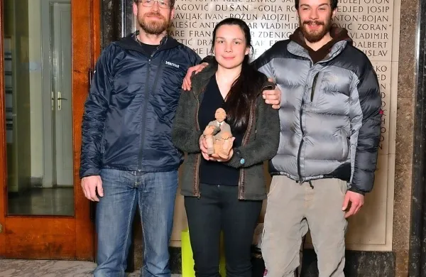 Jana Čarga s kolegoma in Putickovim kipcem   ob podelitvi priznanja.