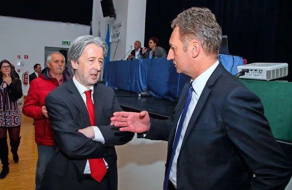 Državni sekretar na MNZ Boštjan Šefic in koprski župan 
Boris Popovič sta prejšnji teden sklenila, da se bodo še 
naprej pogovarjali, tudi o konkretnih alternativnih predlogih, 
ki bi jih pripravila občina.