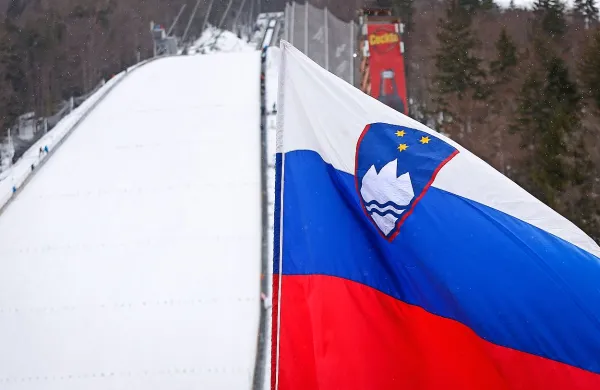 Kvalifikacije za prvo tekmo svetovnega pokala v poletih v 
Planici je uspešno opravilo šest slovenskih skakalcev. Primorec Jaka Hvala žal ni uspel.