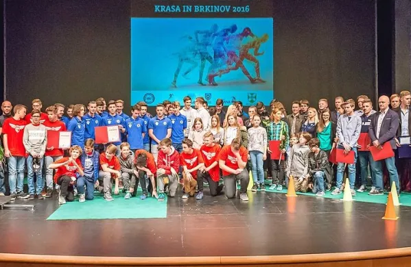 Najboljši športniki Krasa in Brkinov na odru Kosovelovega 
doma.