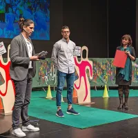 Najperspektivnejši športnik je rokometaš Domen Makuc (z 
očali) v družbi voditelja Mihe Penka.