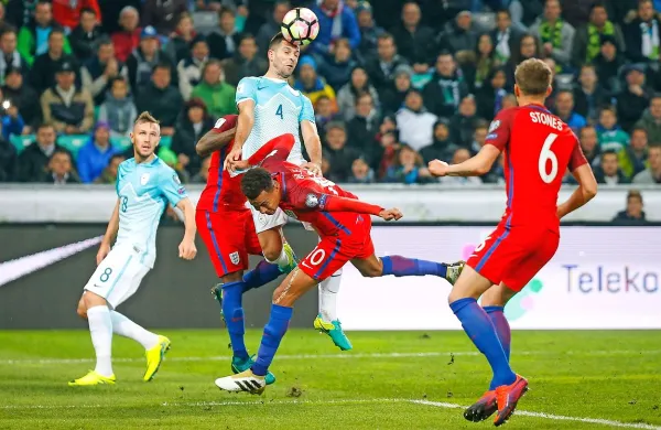 Angleži (v rdečih dresih) bodo na Otoku v nedeljo ob 18. uri 
gostili Latvijo, Škoti pa ob 20.45 Slovenijo (v svetlih dresih).  