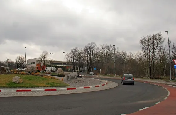 Na bodoče počivališče za  avtodome, ki ga bodo uredili v 
gozdičku ob Kamnoseštvu Ražem,  bo možno zaviti s  
krožišča na robu Divače.
