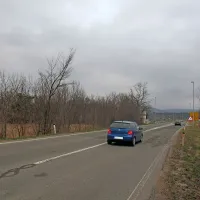 Počivališče za “hiše na kolesih” (prostor levo na posnetku) bo 
možni zaviti s stare ceste proti morju. 