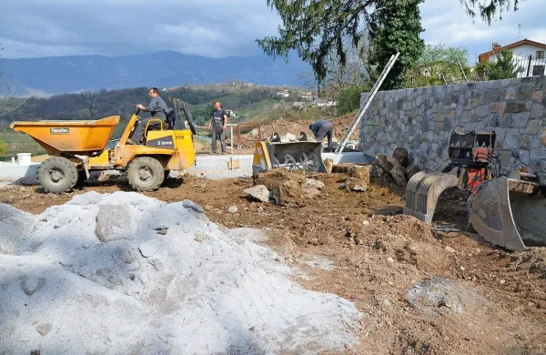 Ob &scaron;oli parkiri&scaron;če in igri&scaron;če