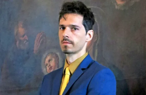 Direktor koprskega pokrajinskega muzeja Luka Juri uživa  
zaupanje ministrstva za kulturo kljub očitkom, da  posega v 
strokovno delo zaposlenih, negospodarno troši javni denar in 
da je na dopustu zlorabil službeno kartico v osebne namene.
