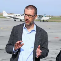 Griša Močnik, duša znanstvenega dela misije Mediteran 
2017: “Črni ogljik in saharski pesek imata  različne vplive v 
atmosferi. Prvi jo segreva, drugi ohlaja. Ko pa se usedeta na 
sneg in led, oba povzročata taljenje.”