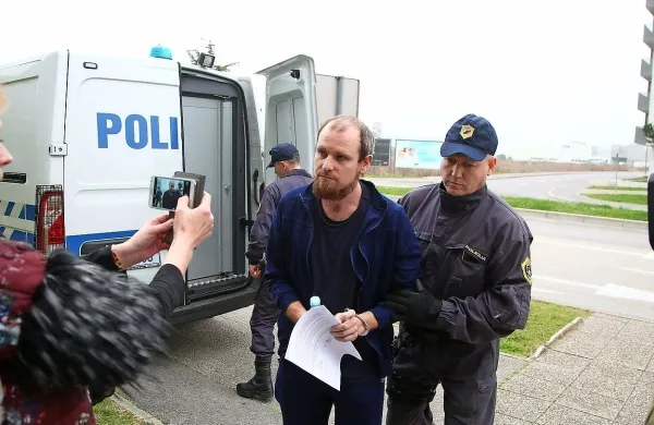 Marka Abrama so včeraj že drugič pripeljali na koprsko 
sodišče, nato pa odpeljali v koprski zapor.