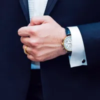 Dobra ura, prstan, zapestnica. To je okras, ki si ga omisli 
urejen moški.