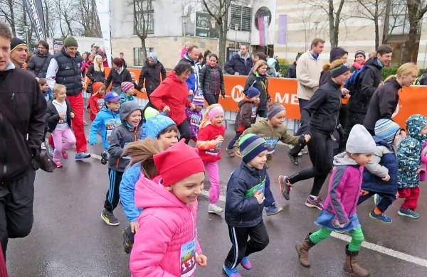 Prvi bodo jutri, že kmalu po 10. uri,  štartali najmlajši. Tako so tekli predlani. Vreme  letos 
tekačem ne bo najbolj naklonjeno, a se tudi že slabšega niso ustrašili.