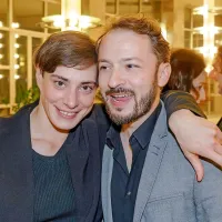 Domača igralka Medea Novak se je po premieri med drugim 
družila tudi z avtorjem glasbe Aleksandrom Pešutom.