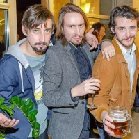 Žiga Udir (levo), Jure Kopušar (v sredini) in Matija Rupel 
(desno) - komedijanti na odru in za njim.