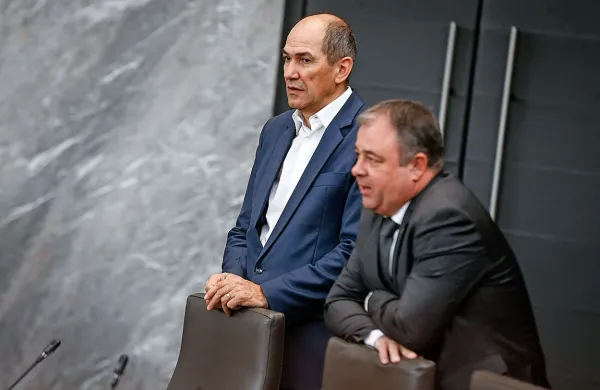 Predlog zakona o testiranju poslancev na droge je predlagala 
SDS; na fotografiji Janez Janša in Danijel Krivec. 
