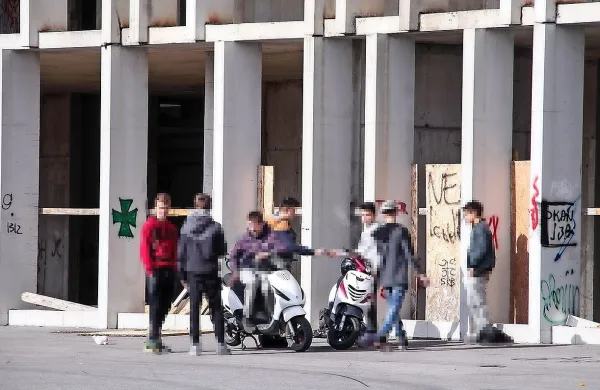 Mladina se vse pogosteje zadržuje pred nedokončanih 
objektom na Bonifiki in vstopa na nezavarovano gradbišče. 