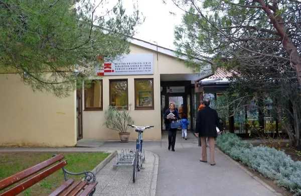 ...Mestno knjižnico Izola 