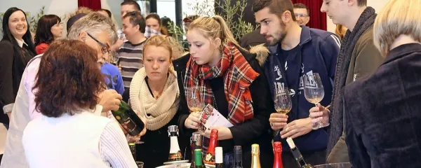 Tudi na tradicionalnem Festivalu vina in oljk v Šempasu je 
vsako leto več mladih. 