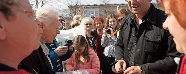 Mnoge oboževalke so Hansu podarile doma pripravljene pekovske dobrote 
in druga darila. miro majcen/pop tv