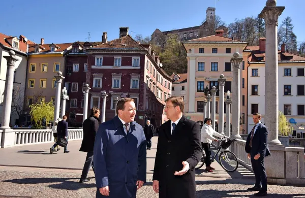  Slovenski premier Miro Cerar in njegov švedski kolega Stefan 
Löfven