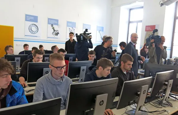 Hidriina računalniška učilnica je opremljena s 30 sodobnimi 
računalniki in najnovejšo programsko opremo,  ki se uporablja tudi v visokotehnoloških in inovativnih proizvodno-razvojnih procesih Hidrie.