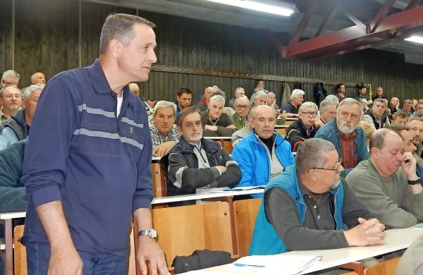 Roman Dolinšek je za vlaganje več odraslih rib za pod trnek.  