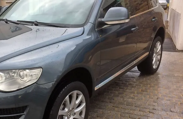 V Komnu je v soboto neznanec ukradel avto znamke volkswagen touareg.
