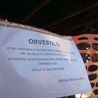 Zaprte so tudi javne sanitarije v Taverni. Obvestilo usmerja v 
tiste na koprski plaži.