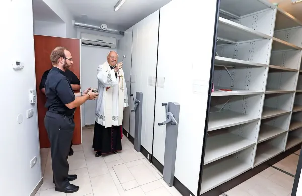 Tako je pred dvema letoma škof Jurij Bizjak blagoslovil 
prostore novega škofijskega arhiva v Kopru. Police so nato 
začeli polniti z gradivom, ki so ga do takrat hranili v 
posameznih župnijah od Pirana do Bovca.