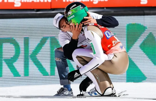 Sobotno ekipno tekmo je obeležil tudi eden izmed slovenskih 
navijačev, ki je preskočil ograjo in Petru Prevcu v izteku po 
poletu  na lice pritisnil poljubček. Dolenjskega burkeža, ki je 
pojasnil, da je vse skupaj naredil za hec,  so iz izteka velikanke 
pospremili varnostniki.


