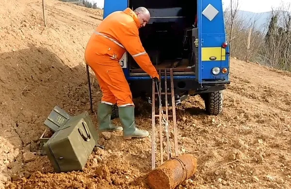 Darko Zonjič med izvlačenjem težke italijanske granate, ki so 
jo odkrili z detektorjem.