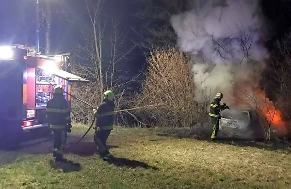 Avto porinil v grmovje in ga zažgal