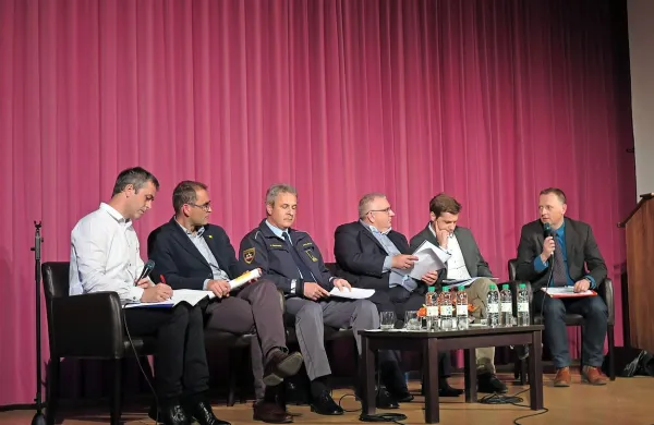 Omizje je sinoči v Hrpeljah vodil novinar PN  Danijel Cek, pogovarjal se je z (od leve) Juretom 
Kostanjškom iz AMZS, Tomažem Čehovinom iz Policijske uprave Koper, Andražem Murkovičem iz Javne agencije RS za varnost v prometu, Pavletom Hevko z Direkcije RS za 
infrastrukturo in Zvonkom Zavasnikom z ministrstva za infrastrukturo. 