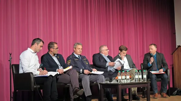 Omizje je sinoči v Hrpeljah vodil novinar PN  Danijel Cek, pogovarjal se je z (od leve) Juretom 
Kostanjškom iz AMZS, Tomažem Čehovinom iz Policijske uprave Koper, Andražem Murkovičem iz Javne agencije RS za varnost v prometu, Pavletom Hevko z Direkcije RS za 
infrastrukturo in Zvonkom Zavasnikom z ministrstva za infrastrukturo. 