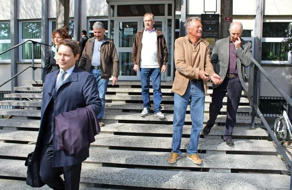 Mali delničarji Certa Holding (na fotografiji pred sodiščem) so 
se v soboto oblikovali v društvo.