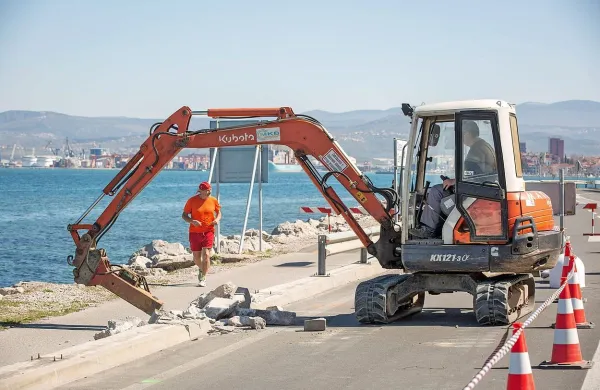 Začeli so odstranjevati  obcestno ograjo v dolžini 28 metrov 
tik pred na novo postavljeno zaporo ceste.