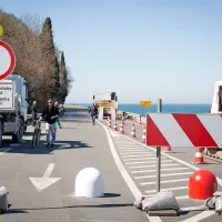 Od Moleta dalje (po povezavi s Krožno cesto) lahko obalno 
cesto uporabljajo le še lastniki tamkajšnjih dveh hiš in bližnjih 
kmetijskih zemljišč, pa še to samo iz koprske smeri.