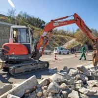 Marjetica Koper je danes po naročilu Mestne občine Koper 
pričela z izvedbo prvih del, namenjenih izboljšanju prometne 
varnosti na nedavno zaprti obalni cesti med Koprom in 
Izolo.